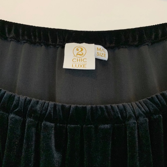 2 Chic Luxe Sz: M/L off shoulder velvet Blouse - Picture 7 of 8